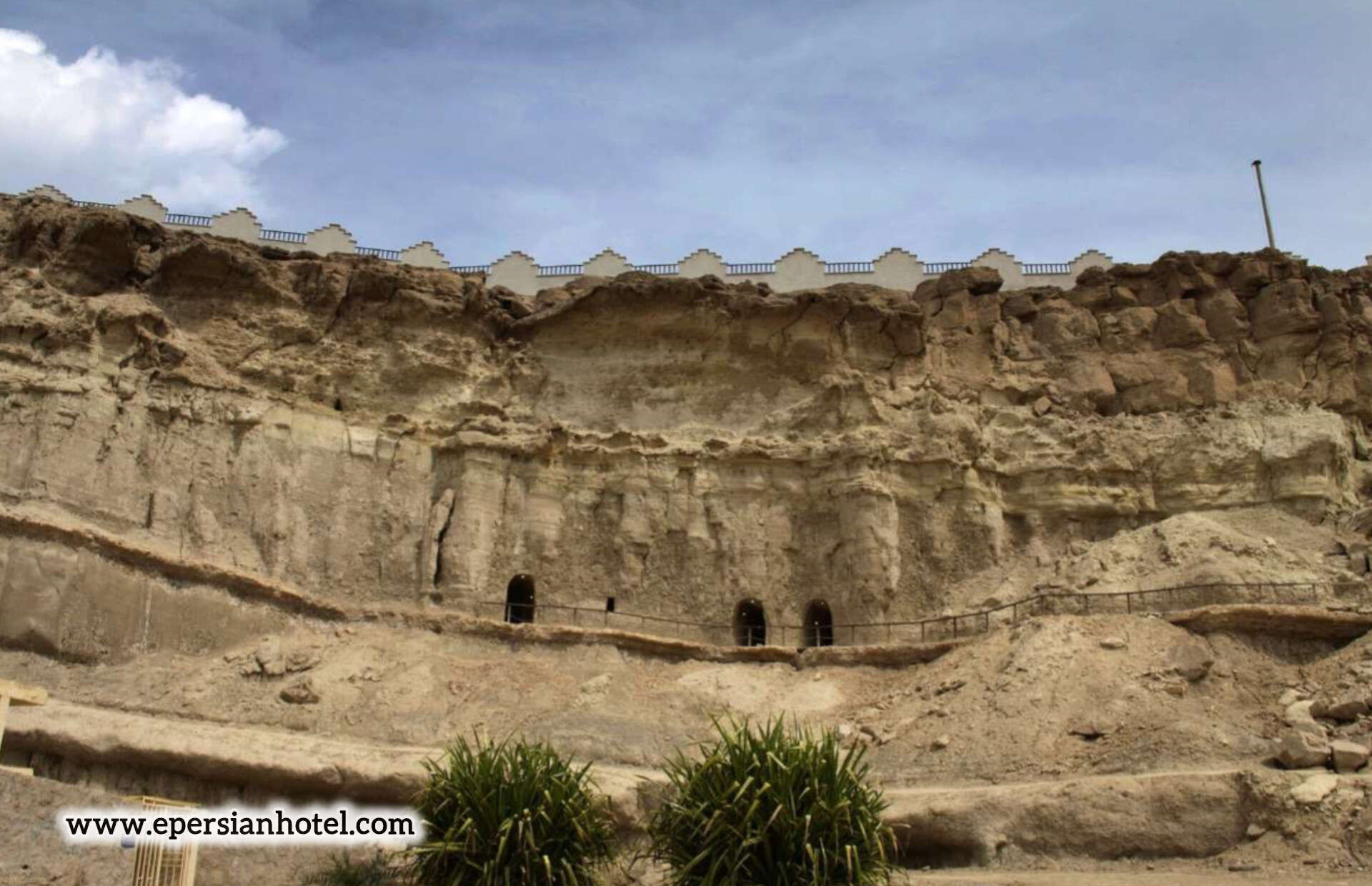 نمای بیرونی غار خربس قشم